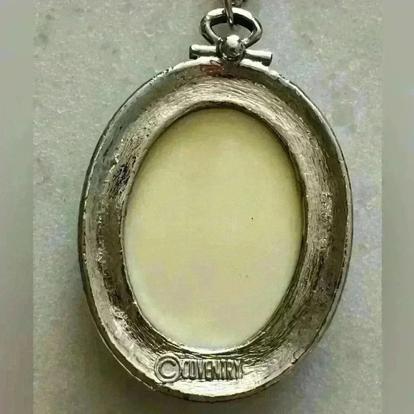 VINTAGE Sarah Coventry Pendant 1973 Tapestry Flower Basket on Silver Chain. - Picture 3 of 4